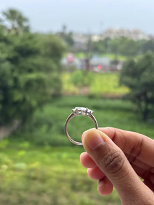 Bague de fiançailles de luxe à trois pierres, émeraude poire et diamant de laboratoire taille ronde, en or 14 carats, personnalisable, bijoux de mariage - Product Image 4