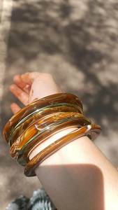 Bracelet en résine artisanal fait main avec un design abstrait unique pour une collection de bijoux de luxe - Product Image 3