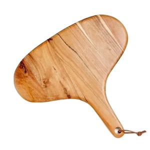 Tabla de servir de madera de mango con forma única y correa de cuero, elegante plato de charcutería para aperitivos de queso y entretenimiento - Product Image 1