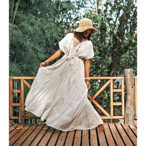 Robe longue bohème blanche pour femme, col en V, fluide, avec ceinture, idéale pour l'été et la plage - Product Image 1