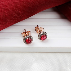 Vente en gros de boucles d'oreilles clous en argent sterling 925 plaqué or rose avec halo de diamants et rubis naturels ronds, Memoria Jewels - Product Image 5