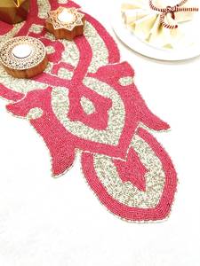 Chemin de table brodé à la main avec perles, rose et blanc, design bohème, forme personnalisée, tapis en tissu - Product Image 4