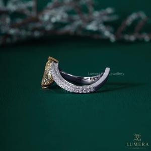 Bague de fiançailles en or blanc 18 carats avec diamant jaune taille poire de 2,9 carats, en forme de V, diamant fantaisie jaune en forme de larme cultivé en laboratoire - Product Image 4