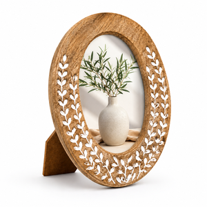 Cadre photo moderne en bois naturel, forme ovale, design à rayures diagonales, affichage vertical sur table, cadre photo personnalisé - Product Image 1