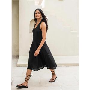 Vestido midi negro de algodón y lino para mujer, con cuello halter, sin mangas, con lazo en la espalda, estilo casual bohemio para verano. - Product Image 1