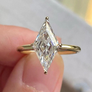 Anillo de compromiso de diamante talla Kite de lujo con engaste de puntas, 2 quilates, cultivado en laboratorio, certificado IGI, chapado en oro de 14k para boda - Product Image 4