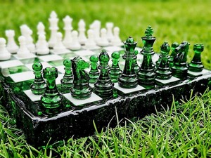 Juego de Estrategia de Resina Verde Jade y Blanca de Lujo, Inspirado en Malaquita, Regalo Artesanal Único - Product Image 5