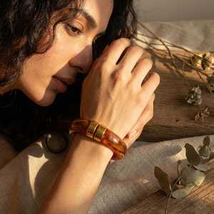 กำไลข้อมืออะคริลิคเรซิ่นวินเทจ ดีไซน์เหรียญทอง รูปทรงไม่สมมาตร กำไลหนา แฟชั่นจิวเวลรี่ในอินเดีย โดย Universal Overseas - Product Image 6