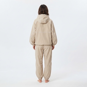 Ensemble de vêtements de sport coupe-vent deux pièces pour femmes, veste décontractée à capuche et fermeture éclair et short - Product Image 4