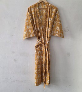 ชุดกิโมโนผ้าฝ้ายพิมพ์ลายดอกมัสตาร์ดสุดหรู งานพิมพ์ลายด้วยมือ 100% ผ้าฝ้ายพรีเมียมเนื้อบางเบา ชุดเดรสยาวปานกลางทรงไม่สมมาตร สวยงามน่าทึ่ง - Product Image 1