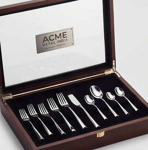 Juego de cubiertos de acero inoxidable Acme Metal, diseño minimalista angular Vertex, alto brillo espejo, resistente al óxido, para bodas y hoteles. - Product Image 3