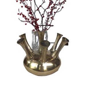 Jarrón de aluminio fundido moderno de 7 bocas, decoración de mesa de Metal de estilo náutico, acabado rugoso elegante, artesanías de acento para el hogar inspiradas en latón - Product Image 1