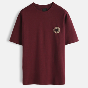 Camiseta de Manga Corta con Cuello Redondo y Corte Holgado para Hombre, con Bordado de Patrón Floral, Color Borgoña, Estilo Casual - Product Image 1