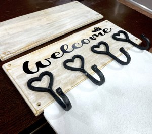 Porte-manteau mural simple en fer avec 5 crochets, design tendance en bois blanc vieilli en forme de cœur et slogan de bienvenue, pour entrée et rangement - Product Image 2