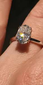 Anillo de compromiso de moissanita ovalado de 1.5 quilates (9*6mm) con efecto hielo triturado, halo oculto de diamantes alargado y doble engaste, ideal para propuesta. - Product Image 3