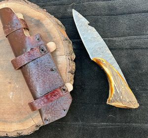 Damascus Steel Hunting Knife Drop Point Blade 0.7mm Thickness Straight Edge Horn Handle <b>Leather</b> Sheath Included - Product Image 6