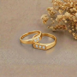 Anillos de Boda Clásicos para Pareja en Oro Amarillo de 18K con Diamantes de Corte Brillante Redondo en Engaste de Canal, Diseño Geométrico, Unisex - Product Image 5