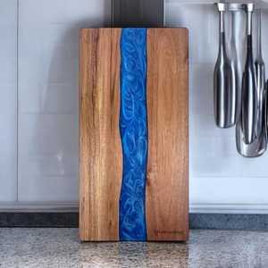 Planche à découper artisanale en bois d'acacia et résine époxy, de qualité supérieure, décorative, pour la cuisine, la préparation des aliments et le service, résistante et robuste. - Product Image 2