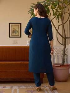 Ensemble de fête moderne pour femme en viscose Chanderi, avec broderies de perles, et dupatta imprimé en organza Tabby – Collection ethnique B2B - Product Image 4