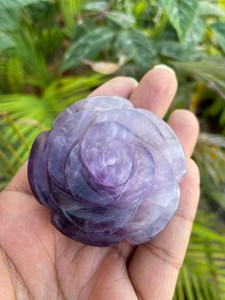 Sculpture de fleur de rose en améthyste |   Fleur de cristal violet sculptée à la main |   Décoration d'intérieur et cadeaux en pierres précieuses naturelles - Product Image 1