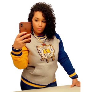 Sweat-shirt à col rond en chenille avec crête Sigma Gamma Rho pour femme, bleu gris, manches raglan, avec poche, pull décontracté pour sororité - Product Image 5