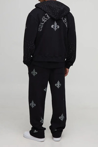Conjunto de chándal de lujo para hombre con pedrería y flor de lis, sudadera con capucha de cremallera completa y pantalones de chándal, ropa urbana premium con pedrería - Product Image 2