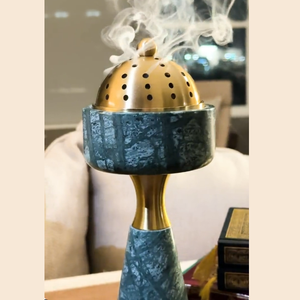 Brûleur d'encens religieux artisanal avec base en marbre vert naturel et dessus en laiton brossé, résistant à la chaleur, 3,8 x 3,8 x 11 (L x P x H) - Product Image 4