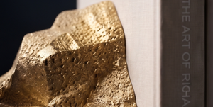 Sujetalibros de Metal Dorado con Diseño de Montaña – Soporte Decorativo Escultural para Libros - Product Image 2