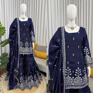 Conjunto de Fiesta Vintage TOP SHARARA DUPATTA JMC de Seda con Bordado Intrincado de Hilo y Lentejuelas - Product Image 3