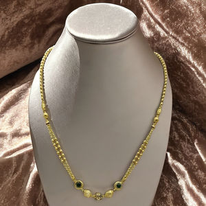 สร้อยคอทองคำสีเหลืองประดับด้วยพลอยสีเขียวมรกตและลูกปัดทองลายฉลุประณีต เครื่องประดับชั้นดีสำหรับผู้หญิง - Product Image 2