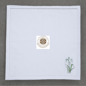 Lin naturel doux avec broderie de pommeliers, délicates fleurs blanches apportant une touche de printemps pure aux tables élégantes - Product Image 2