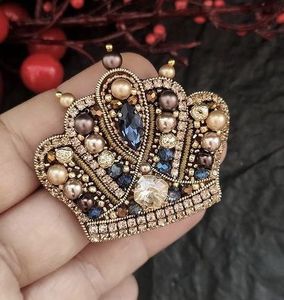 Broche élégante brodée de perles, bijou décoratif fait main pour tous les jours et les occasions spéciales, broderie artisanale de perles - Product Image 1