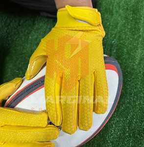 Gants de football américain de haute qualité, couleur jaune, avec motif nid d'abeille, logo personnalisé imprimé, gants de football américain pour hommes - Product Image 4