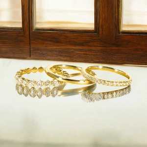 Ensemble de trois bagues empilables de luxe SATVIK RATNA avec des bandes en or jaune poli, diamants cultivés en laboratoire certifiés IGI - Product Image 2