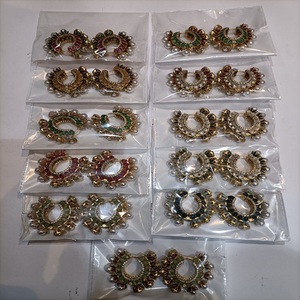Boucles d'oreilles en moissanite et kundan, finition or de qualité supérieure, style minimaliste, pour les occasions festives, conviennent aux tenues ethniques et occidentales. - Product Image 1