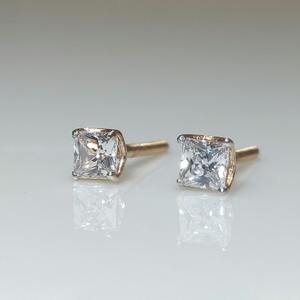 Pendientes de Diamantes Cultivados en Laboratorio con Corte Princesa, 0.50 ct, Oro Amarillo de 14K, Minimalistas y Elegantes, Regalo para Mujeres e Hijas - Product Image 5