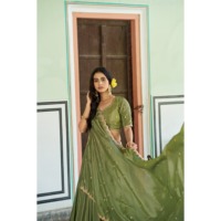 Lehenga de créateur pour femmes avec des détails complexes en sequins et broderies