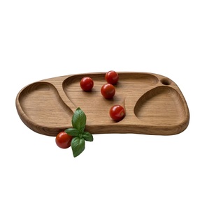 Plateau en bois élégant pour servir les aliments, idéal pour la présentation en cuisine, les repas en famille et les dîners quotidiens - Product Image 1