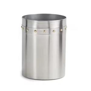 Cubo de Basura Clásico de Metal para Sala de Estar que Mejora la Combinación de Estilos Tradicional y Moderno en Interiores - Product Image 1
