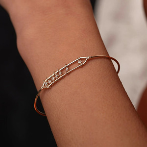 Bracelet manchette géométrique en or jaune avec diamants de laboratoire - Product Image 2