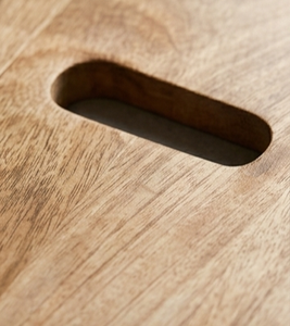 Planche à découper rectangulaire en bois de manguier finition naturelle avec dessus arrondi et poignée à fente - Product Image 3