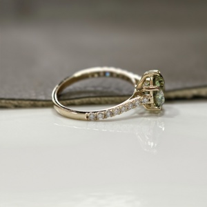 Anillo de Diamantes Cultivados en Laboratorio, Corte Redondo, 2 Quilates, Color Verde Fantasía, Certificado IGI, con Banda Pavé, para Compromiso, Boda o Aniversario, Regalo para Mujer - Product Image 6