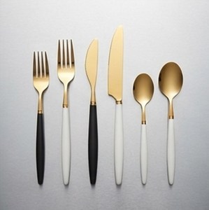 Ensemble de couverts minimalistes en or avec manches noirs et blancs, compatibles lave-vaisselle, pour une utilisation sur table de mariage - Product Image 1