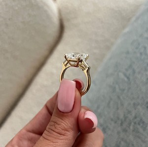 แหวนเพชรทรงรัศมี 5 กะรัต E VVS2 เพชรเลี้ยงในห้องปฏิบัติการ ตัวเรือนทอง 14K ทรงเรียวแบบบาแก็ตต์ ประดับเพชรสามเม็ด รับรองโดย IGI - Product Image 3