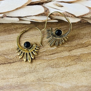 Boucles d'oreilles tendance en laiton très demandées, créoles bohèmes en onyx, bijoux tribaux en laiton pour femmes, plaqué or 18 carats, motif soleil céleste, vente en gros/OEM - Product Image 2