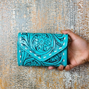 Cartera de Cuero Genuino de Primera Calidad para Mujer, Estilo Vaquero, con Diseño Floral Hecho a Mano, con Correa para la Muñeca, para Viajes y Organización - Product Image 1