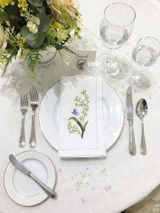Serviettes de table carrées classiques personnalisées, brodées à la main, motif fleur verte et papillon, en coton, avec ourlet festonné, taille standard, pour la maison et les mariages - Product Image 6