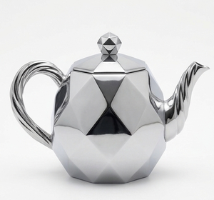 Théière en métal géométrique moderne à facettes avec poignée torsadée et bouton de couvercle en spirale - Product Image 4