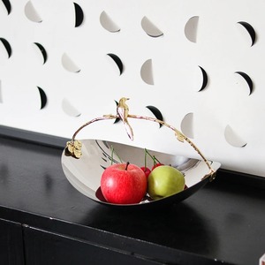 Artículo Decorativo Moderno Personalizado para el Hogar, Frutero Decorativo Único de Acero con Atractivos Detalles de Pájaro en Latón en el Asa - Product Image 4
