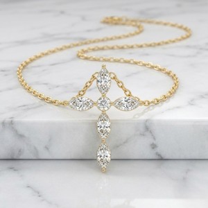 Collar con colgante de cruz de diamantes de 1.00 quilates con engaste de marquise y circonitas redondas - Product Image 3